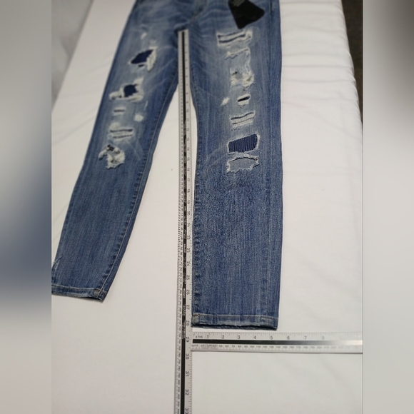 Ladies Guess Power Curvy Midrise Jeans. Size 30 NWT - Picture 4 of 7